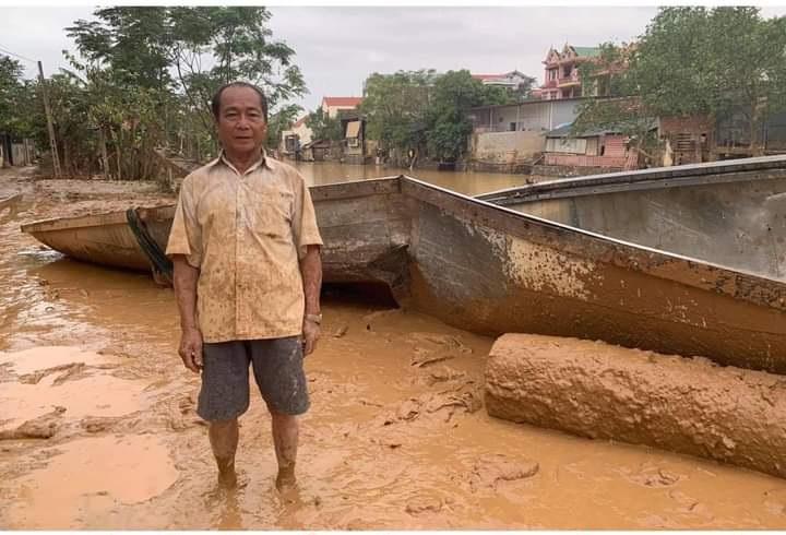 Người lái đò liều mình đi cứu 100 người trong đêm lũ đến khi đò vỡ đôi