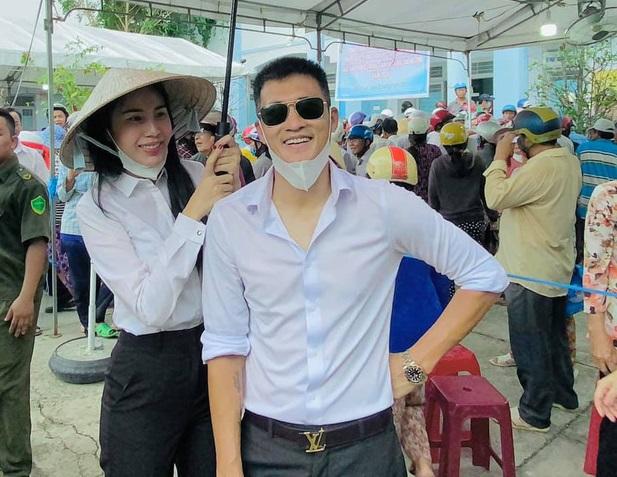 Bất chấp siêu bão Molave, Công Vinh hộ tống Thủy Tiên ra miền Trung cứu trợ