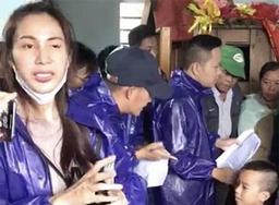 Công Vinh hộ tống vợ đi rút thêm một vali tiền, Thủy Tiên trấn an bà con