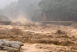 Lũ quét thượng nguồn sông Đăk Mi, hàng trăm công nhân bị cô lập