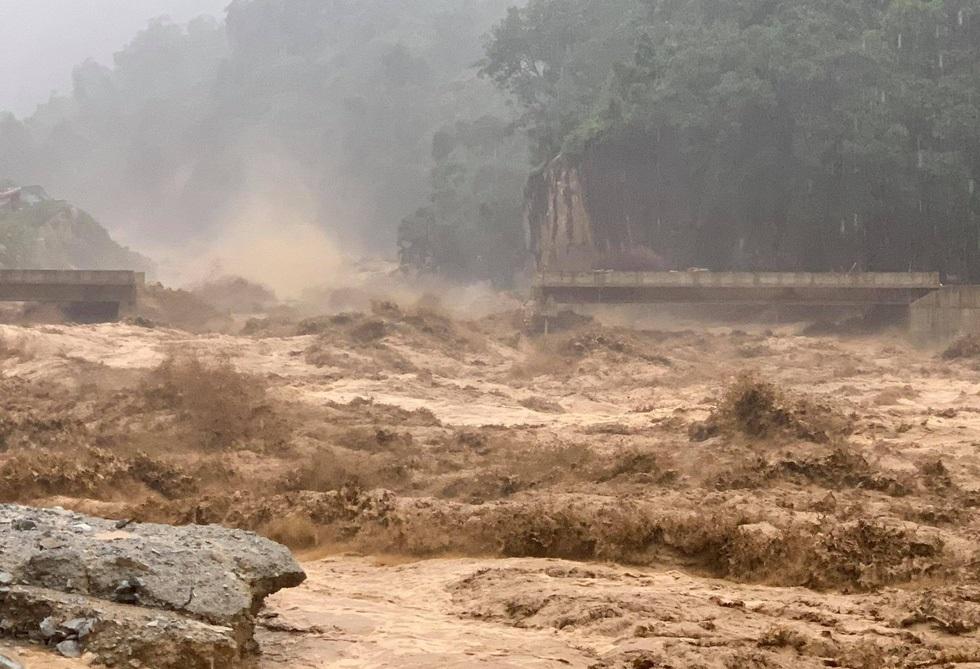 Lũ quét thượng nguồn sông Đăk Mi, hàng trăm công nhân bị cô lập