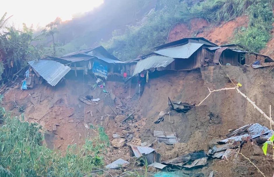 Người dân không có cái ăn trong 2 xã bị cô lập do sạt lở đất ở Phước Sơn