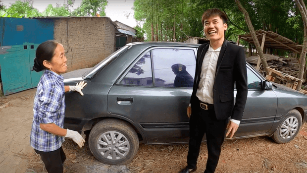 Vừa bị phạt gần 20 triệu, Hưng Vlog khoe với mẹ "con đầy tiền"