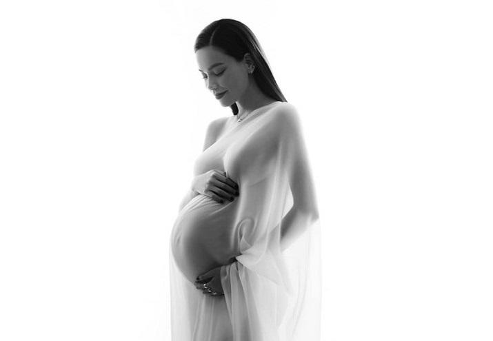 Hồ Ngọc Hà khoe ảnh bầu "căng đét" trước ngày sinh, xác nhận mang thai đôi