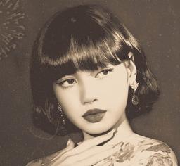 Netizen "phát sốt" vì bộ ảnh xuyên không tuyệt đẹp của Lisa (BLACKPINK)