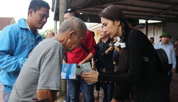 Thủy Tiên cắt trao quà ở Quảng Trị, quay ra Hà Tĩnh tặng 8,5 tỷ đồng