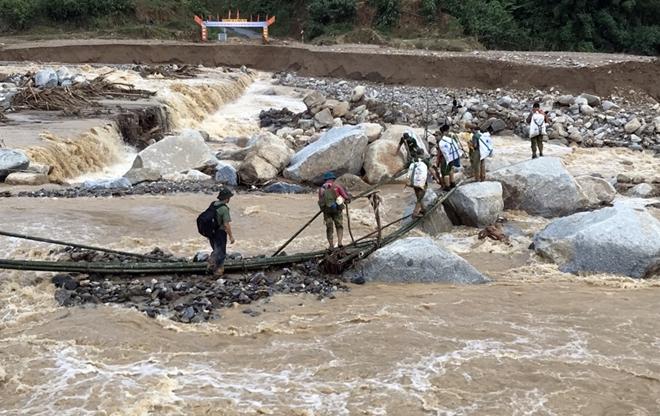 Công an gùi lương thực, đu bám vách đá tiếp cận thành công