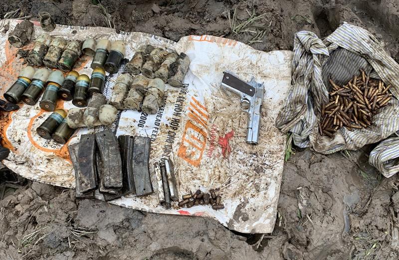 An Giang: Đang cuốc đất trồng rau thì phát hiện súng và hàng trăm viên đạn