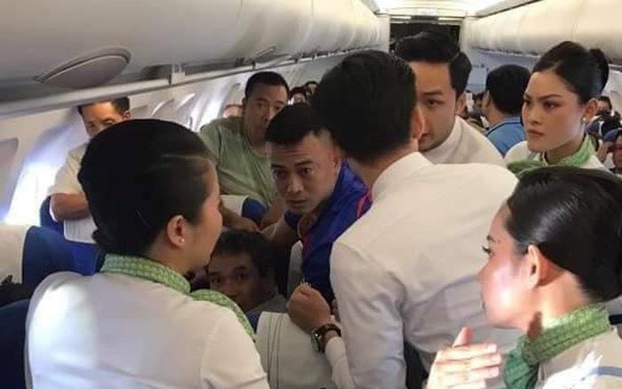 Bị đuổi khỏi máy bay vì trốn lên khoang hạng nhất để livestream "sống ảo"