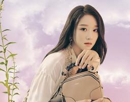 Seo Ye Ji đẳng cấp, thần thái ngút ngàn khi đụng váy với Dương Mịch