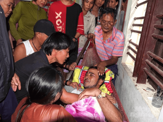 Người thân đón 3 thuyền viên trở về từ cõi chết vụ chìm tàu Bình Định