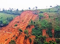 Quảng Trị: Những quả núi vừa sạt lở lại xuất hiện đường nứt nguy hiểm