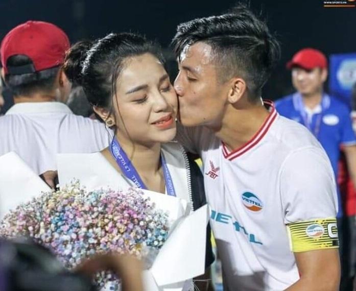 Nhân cơ hội vô địch V.League, Bùi Tiến Dũng và bạn gái "gương vỡ lại lành"