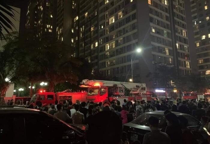 Hà Nội: Cháy căn hộ Times City giữa đêm, người dân hoảng sợ chạy xuống đất