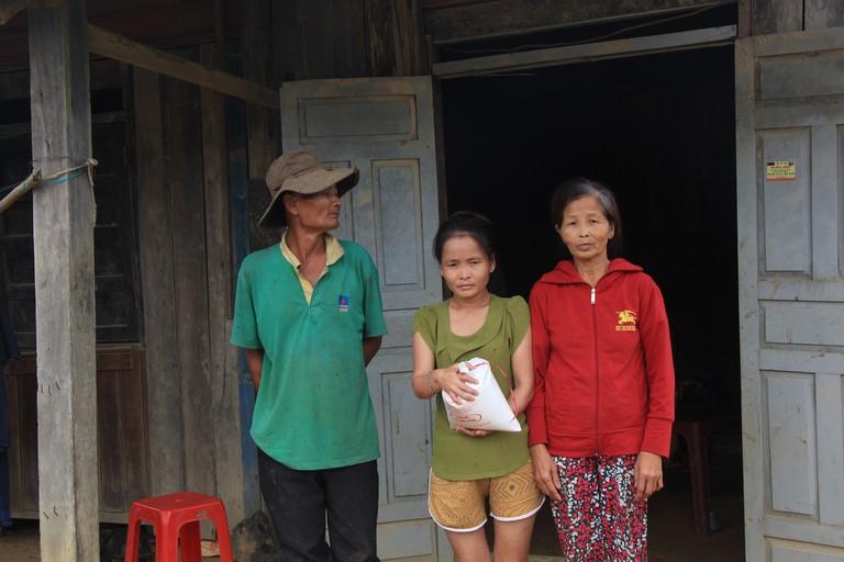 Đắk Nông: Tổ trưởng dân phố giả chữ ký, bớt xén gạo cứu đói bị cắt chức