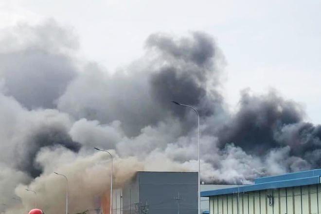 TP.HCM: Cháy lớn tại nhà máy Cầu Tre Khu công nghiệp Hiệp Phước