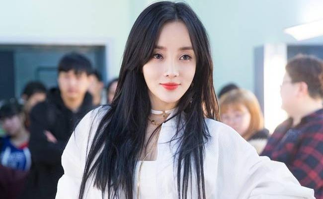 Bất chấp bị tẩy chay vì cắm sừng chồng, Lý Tiểu Lộ dấn sân ca hát