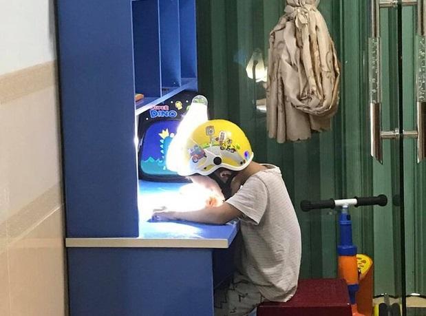 "Lớp 1 thôi mà, làm gì mà căng" và những khoảnh khắc cười ra nước mắt