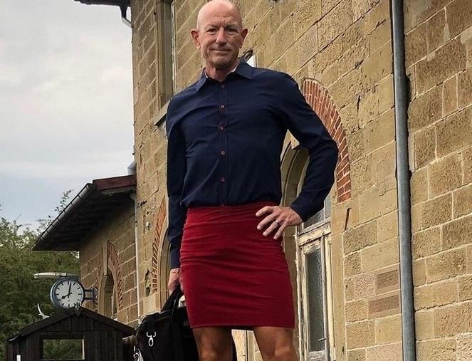 Người đàn ông "chuẩn men" có sở thích mặc váy và xỏ giày cao gót đi làm