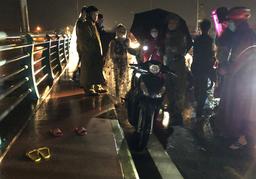 Quảng Ngãi: Nghi vấn mẹ ôm 2 con nhảy cầu tự tử khi nước lũ dâng cao