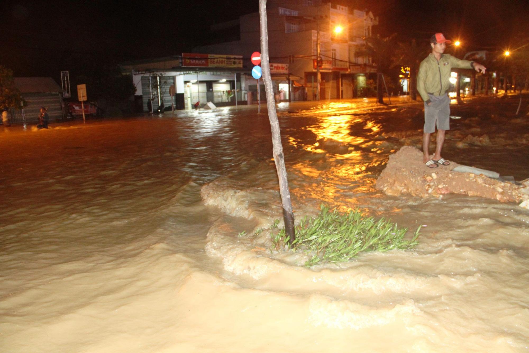 Lũ lại dâng cao ở miền Trung, cả ngàn người đối phó với lụt và sạt lở đất