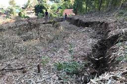 Nghệ An: Chân núi nứt toác hàng trăm mét, di dời gấp hàng chục hộ dân