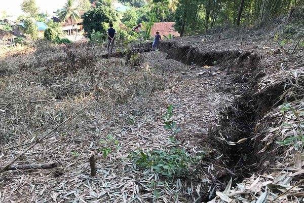 Nghệ An: Chân núi nứt toác hàng trăm mét, di dời gấp hàng chục hộ dân