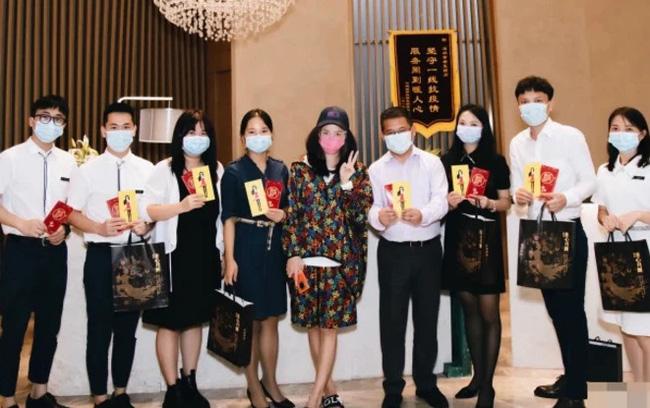 Nghi vấn Trương Bá Chi đã mang thai con gái của Tạ Đình Phong
