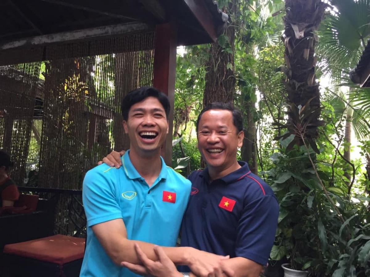 Trợ lý tuyển Việt Nam tiết lộ về vợ Công Phương: Khéo, thông minh, bản lĩnh