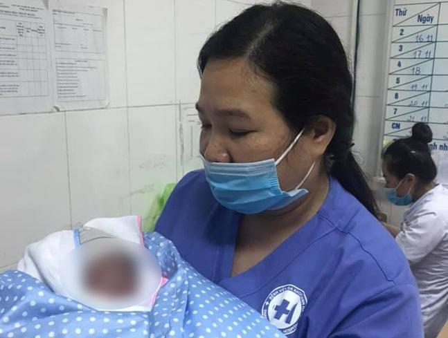 Thanh Hóa: Cứu sống bé trai sơ sinh bị bỏ rơi trong tình trạng nguy kịch