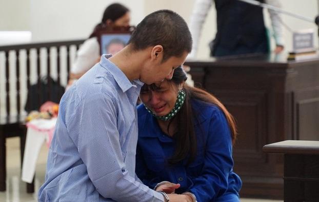 Bị cáo bạo hành con tử vong gào khóc: Con xin mẹ giảm án cho chồng con