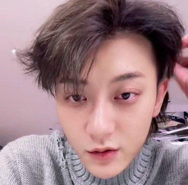 HOT: Hoàng Tử Thao bất ngờ bày tỏ tình yêu với IU ngay trên sóng livestream