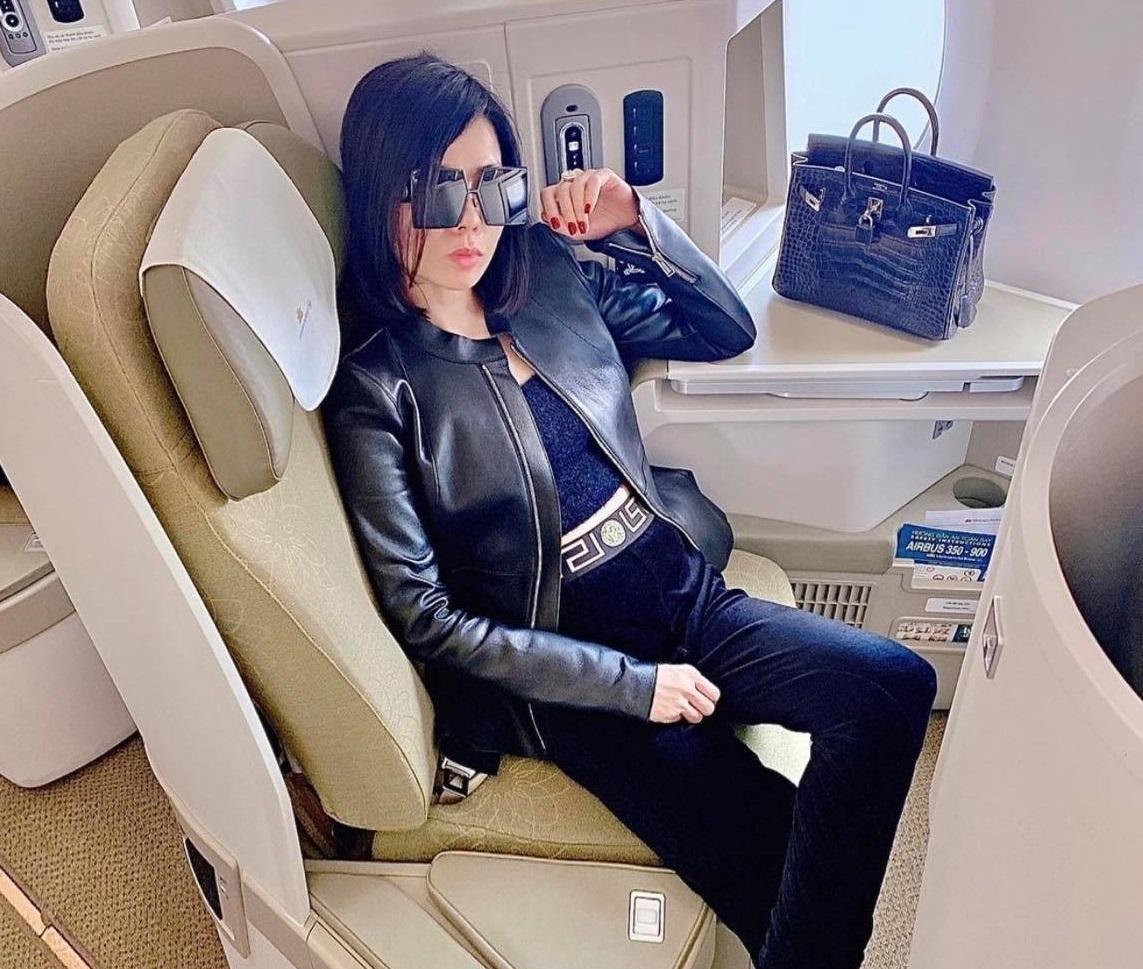 Lệ Quyên công khai cùng tình trẻ tin đồn ngồi chung ghế máy bay