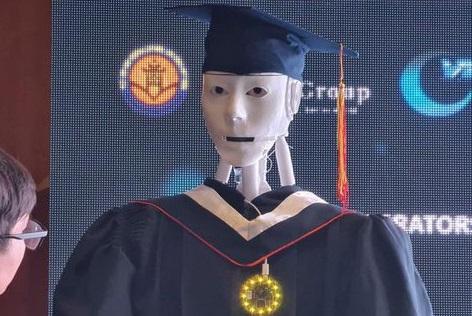 Ra mắt chàng trai robot người Việt biết lẩy Kiều, đọc thơ, giải toán
