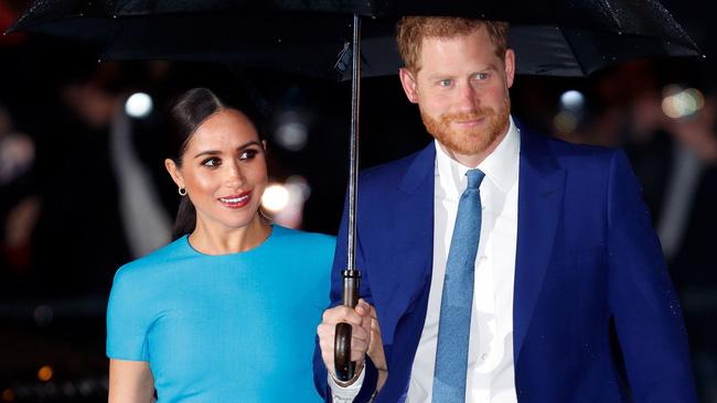 Vợ chồng Meghan Markle và Hoàng gia Anh lần đầu "rủ nhau" lên tiếng