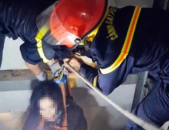 TP.HCM: Thót tim giải cứu cô gái mắc kẹt trong thang máy suốt 1 giờ đồng hồ