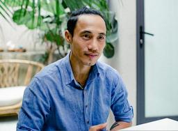 Sau 2 năm vướng scandal quấy rối tình dục, Phạm Anh Khoa tái xuất với vai trò thay thế vị trí Trần Lập trong ban nhạc Bức Tường