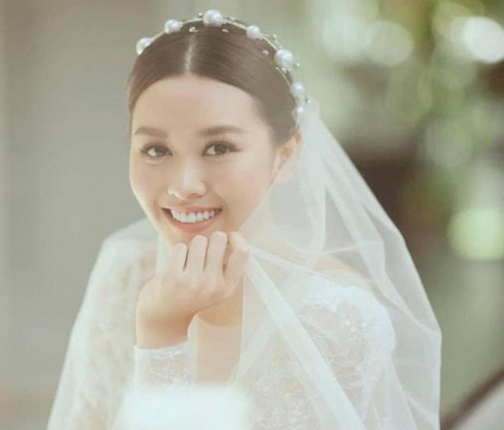 Hé lộ ảnh cưới và dàn khách mời dự đám cưới Á hậu Tường San vào 30/11