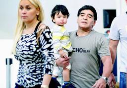 Maradona qua đời, 11 người con lao vào cuộc chiến chia gia tài
