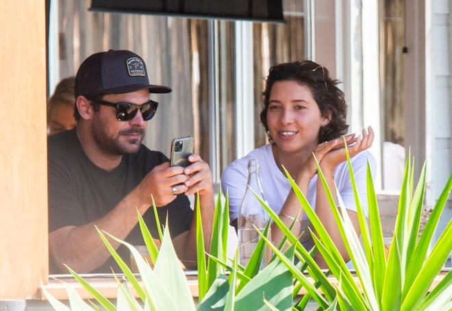 Zac Efron chia tay bạn gái người mẫu sau 5 tháng hẹn hò