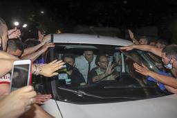 Vụ hâm mộ Maradona đến mức tranh thủ chụp với thi thể, luật sư vào cuộc