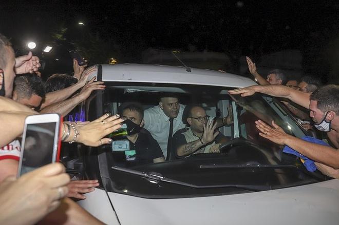 Vụ hâm mộ Maradona đến mức tranh thủ chụp với thi thể, luật sư vào cuộc