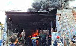 Bình Dương: Xưởng tái chế hạt nhựa bùn cháy dữ dội, người dân hoang mang