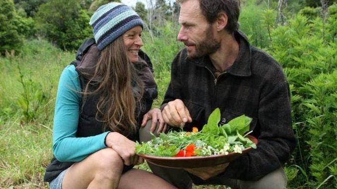 Cặp vợ chồng sống như thời "tiền sử": Ngủ lều, tắm sông, tìm đồ ăn ở rừng