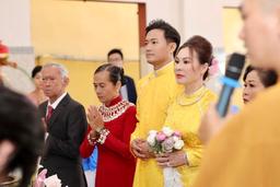 Hé lộ hình ảnh hiếm hoi của Quý Bình và bạn gái trong lễ hằng thuận