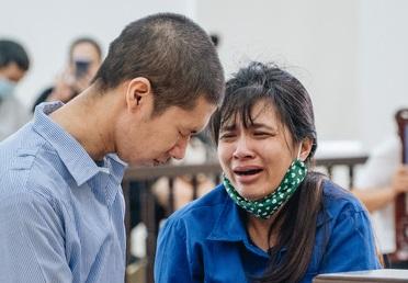 Vụ bạo hành bé gái đến chết: Người mẹ viết đơn giảm án cho vợ chồng con gái