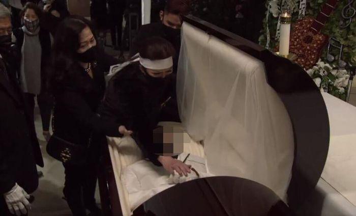 Khoảnh khắc vợ Chí Tài nắm tay chồng lần cuối trước khi quan tài đóng nắp