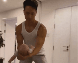 Hồ Ngọc Hà cười nghiêng ngả với cách ru con hài hước của Kim Lý