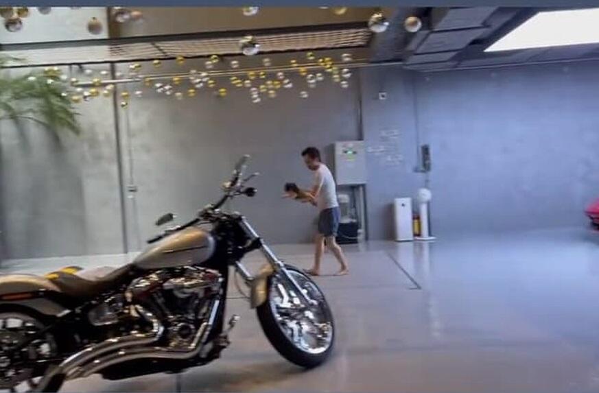 Chất như bố Cường Đô La tập bay cho con gái Suchin trong gara toàn siêu xe