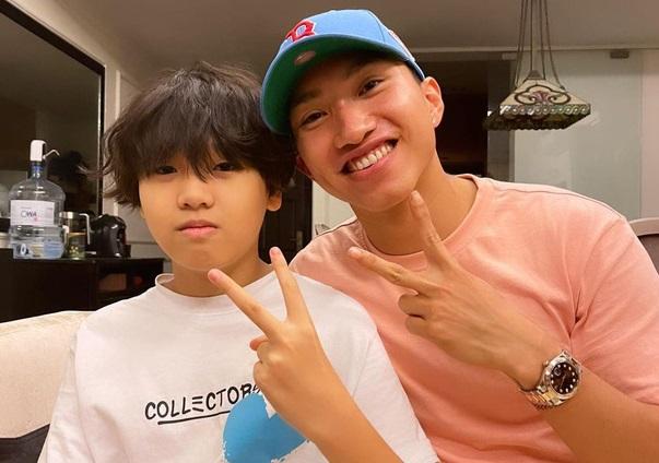 Hết chụp ảnh cùng "bố vợ", Đoàn Văn Hậu lại đăng ảnh thân thiết bên "em vợ"